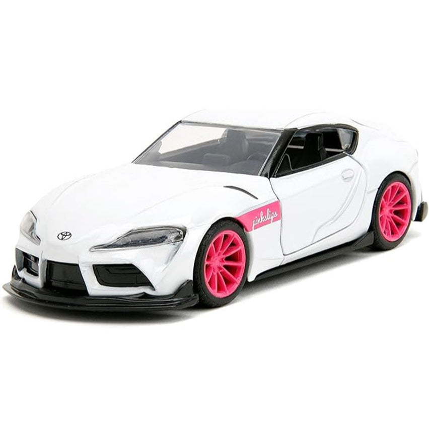 Toyota Supra W1 2020 GR modelbil i 1:32 skala med Pink Slips design. En stilfuld og realistisk miniature til samlere og motorsportsfans.