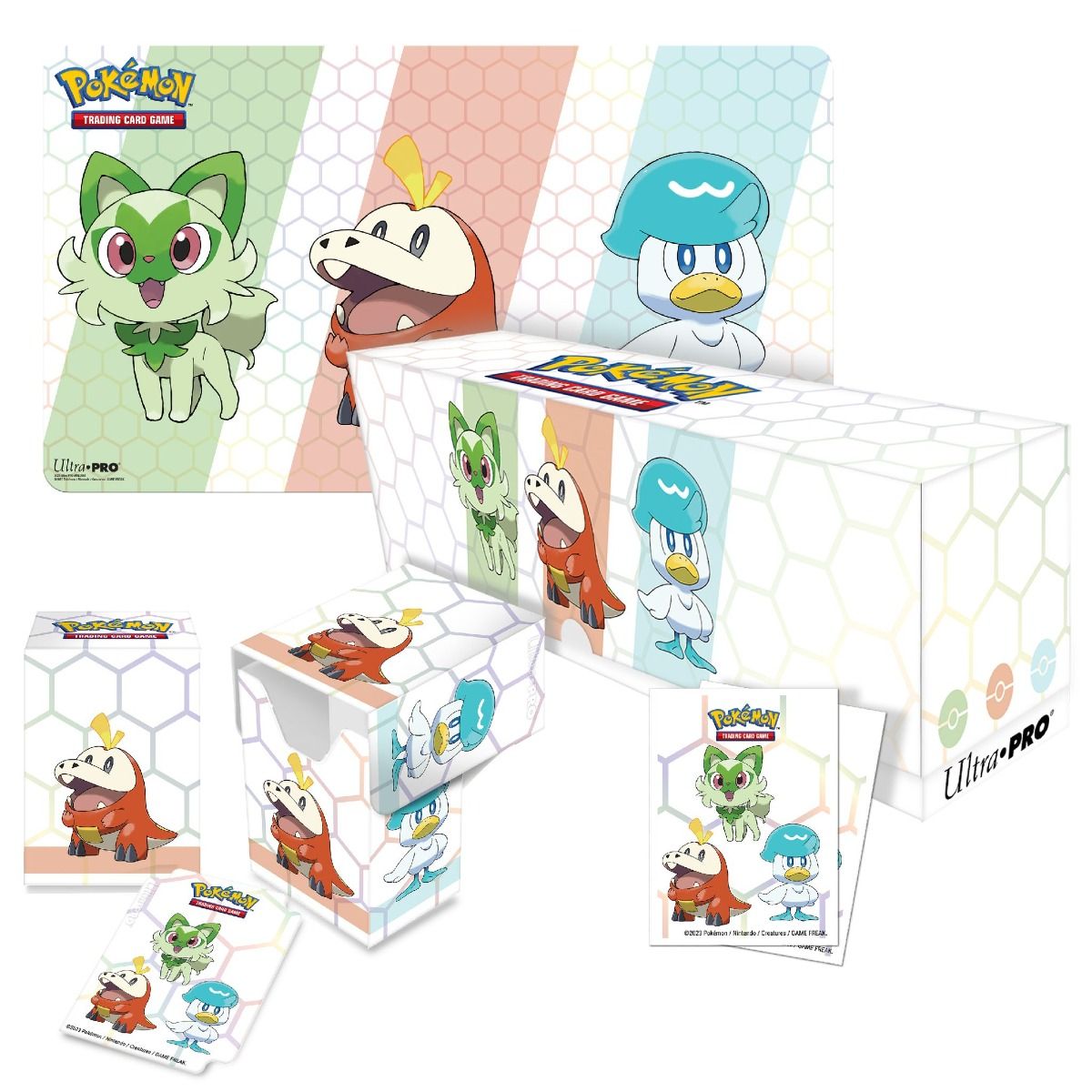 Pokémon Paldea Region First Partner Bundle med playmat, 65 sleeves, deck box og samlerboks med Sprigatito, Fuecoco og Quaxly.