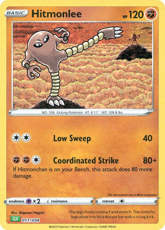 Holografisk Pokémon TCG-kort af Hitmonlee 011/034 fra Classic Collection Venusaur Deck, med retroillustration af Hitmonlee i et højt spark mod en stiliseret kampbaggrund.