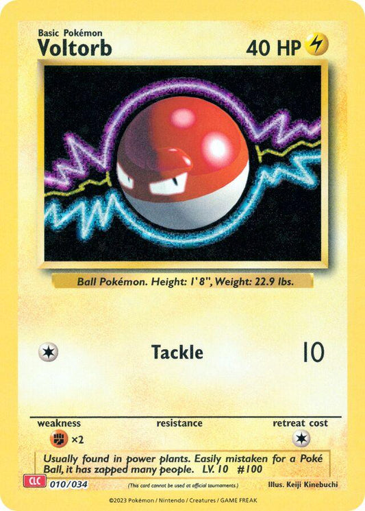 Holografisk Voltorb Pokémon-kort 010/034 fra 2023 Classic Charizard Deck – elektrisk type med retro design og foil-finish.