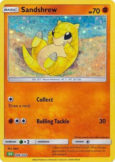 Holografisk Pokémon TCG-kort af Sandshrew 008/034 fra Classic Collection Venusaur Deck, med retroillustration af Sandshrew i forsvarsposition på en ørkenlignende baggrund.