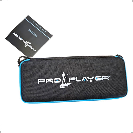 Pro Player All-in-Bag rummer nemt tre sæt kort og en spillemåtte. Der er også et lille rum til poletter eller terninger.