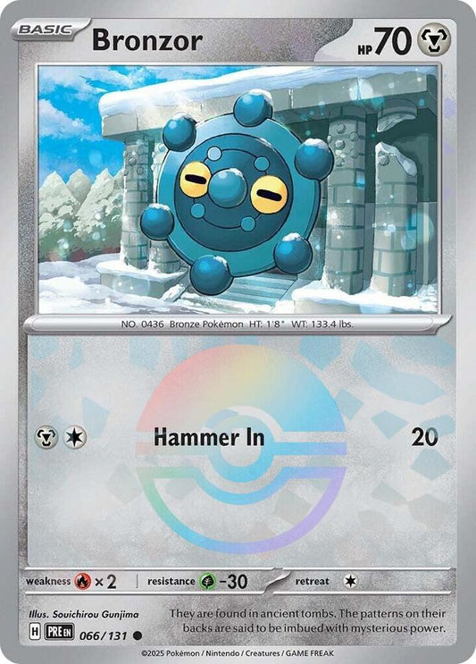 Bronzor er et Common Holo reverse kort med Pokeball motiv fra Pokemon SV08.5 Prismatic Evolutions serien. Kortet har nummer 066/131.