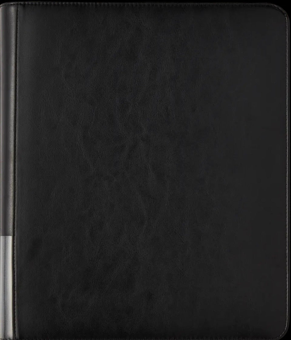 Stilfuld sort med et strejf af det gyldne Dragon Shield-logo. Denne premium portefølje i ringbindstil er lavet til udskiftelige lommeark.