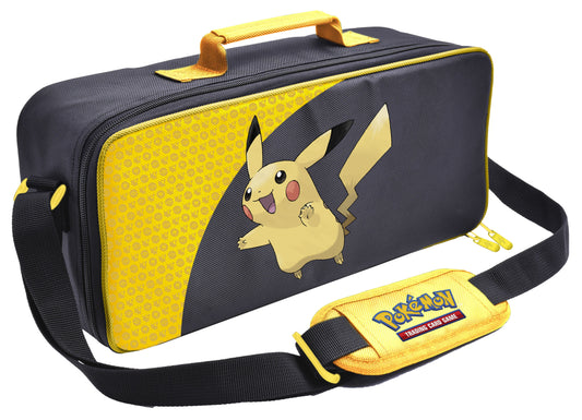 Ultra PRO Pikachu Deluxe Gaming Trove med elektrisk motiv, justerbar rem og plads til deckbokse, spillemåtte og samlekorttilbehør.