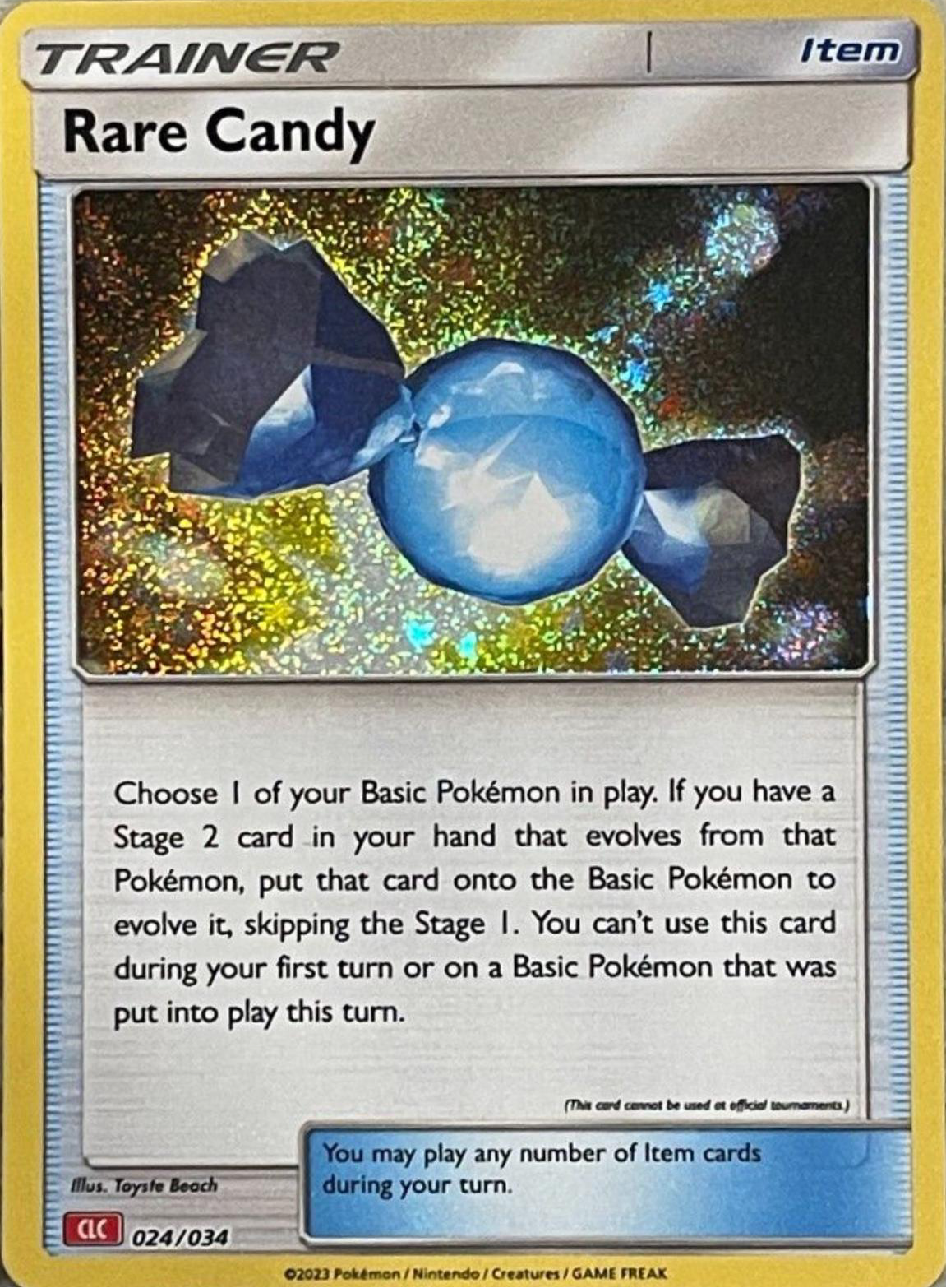 Rare Candy 024/034 Trainer-kort fra Pokémon TCG Classic Charizard Deck, med artwork af en glitrende blå slik i en lysende beholder, der symboliserer hurtig Pokémon-udvikling.